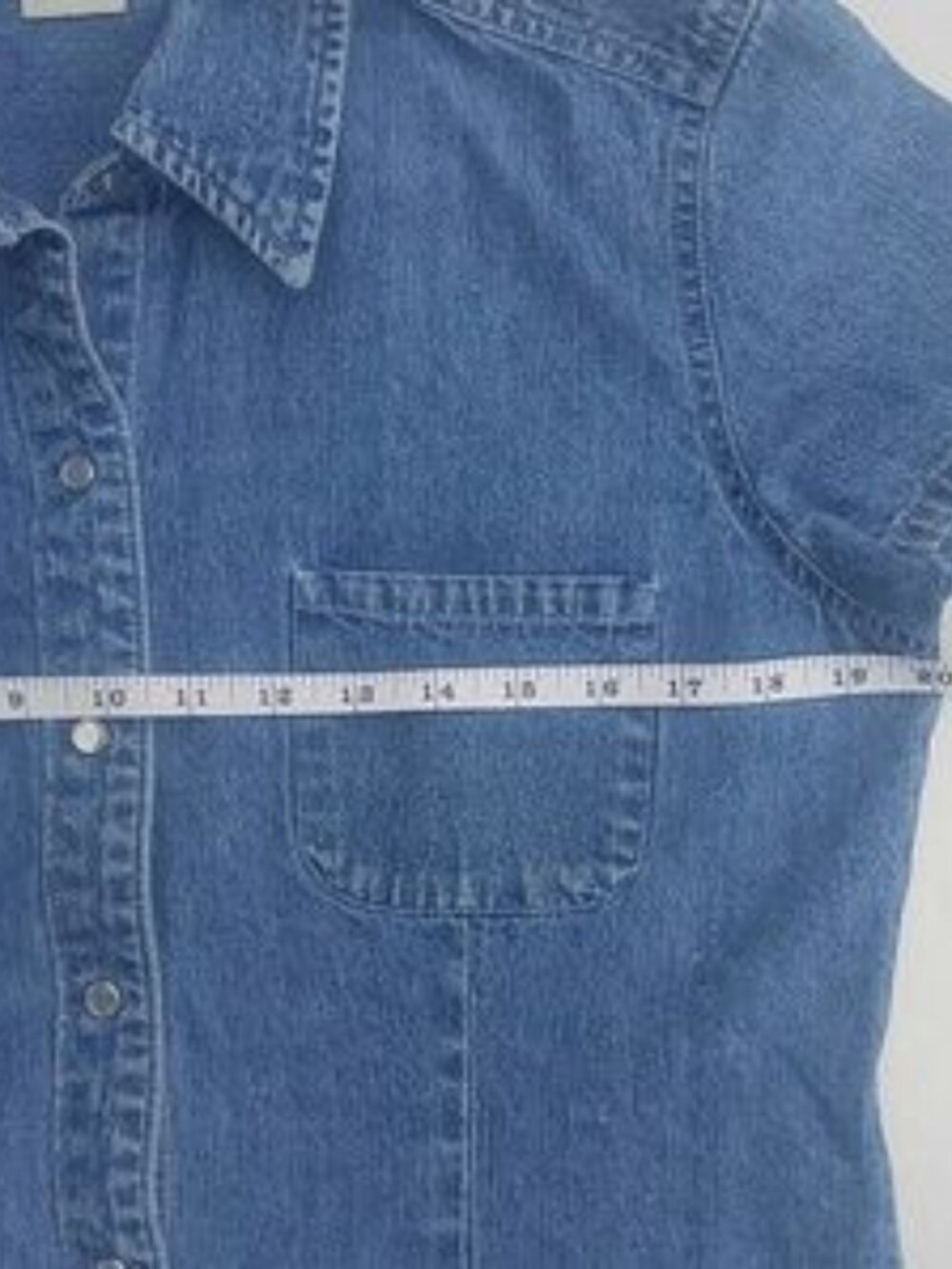 GAP SZ M Denim Short Sleeve Snap Front Fitted Top